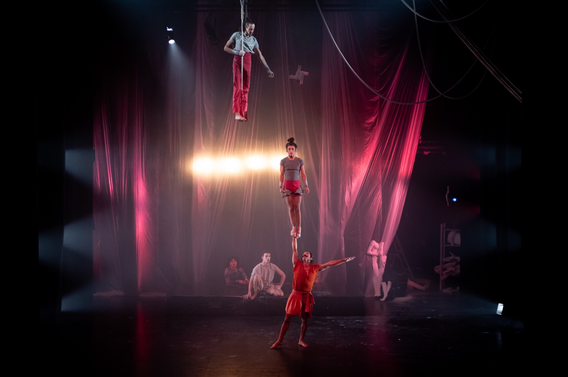 Escena aérea coral de Sustrai con trapecio y mano a mano