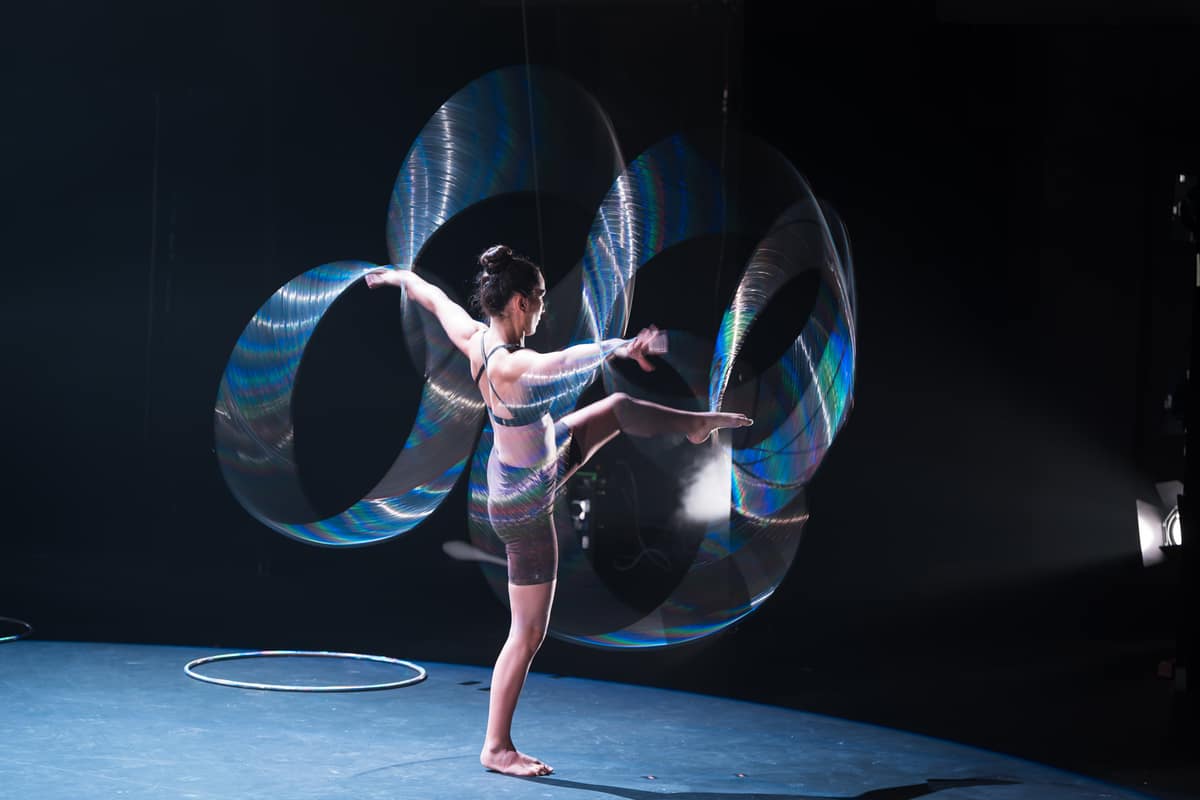 Artista de SUSTRAI creando figuras con aros