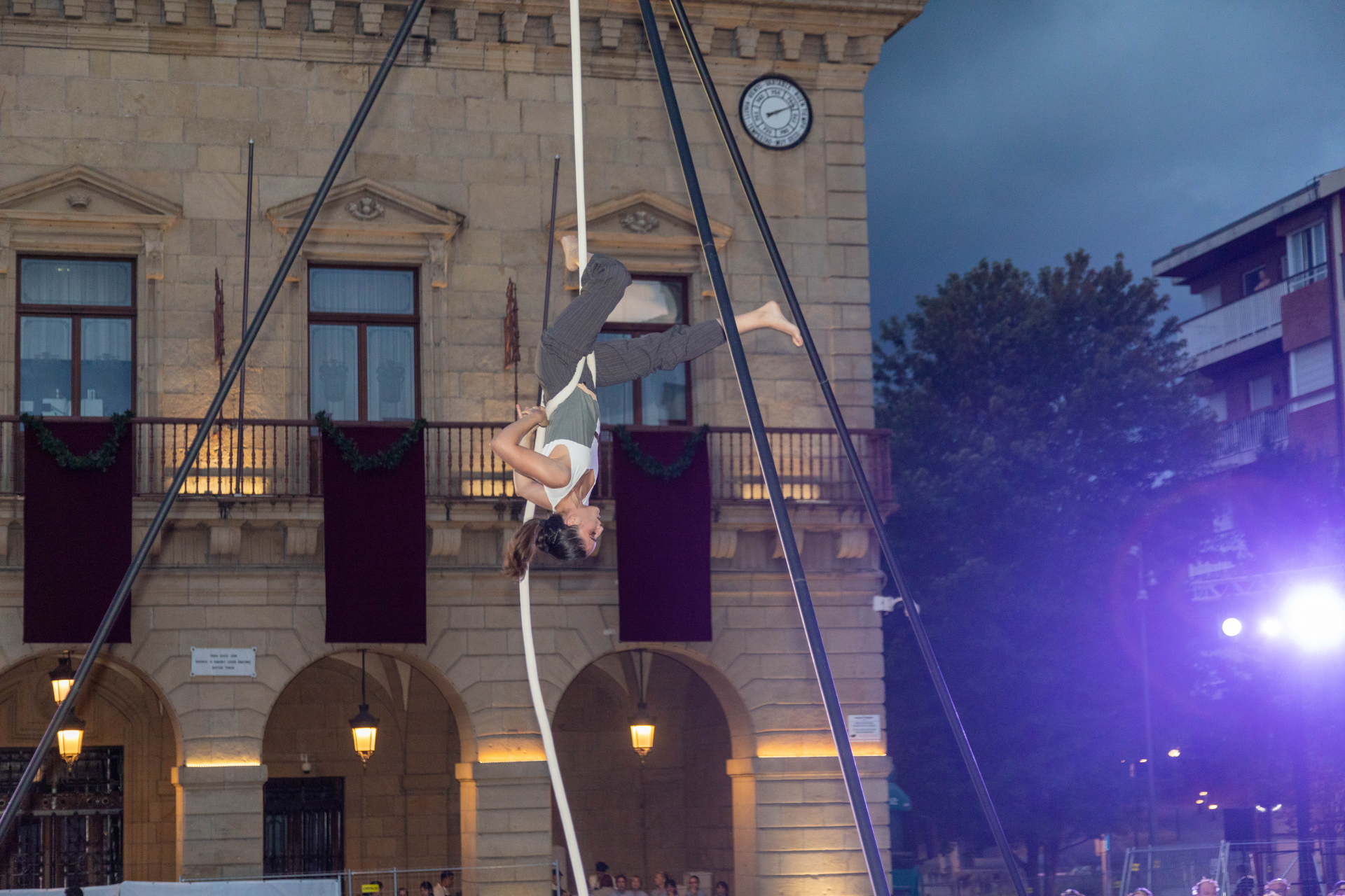 Acróbata en mástil durante un evento nocturno