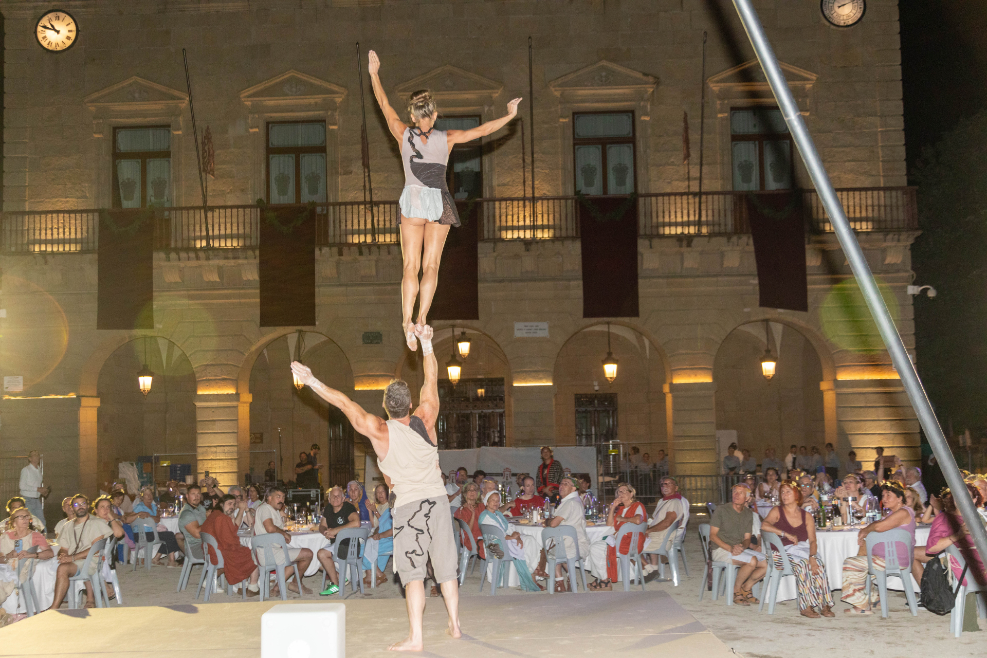 Equilibrista en un evento nocturno al aire libre