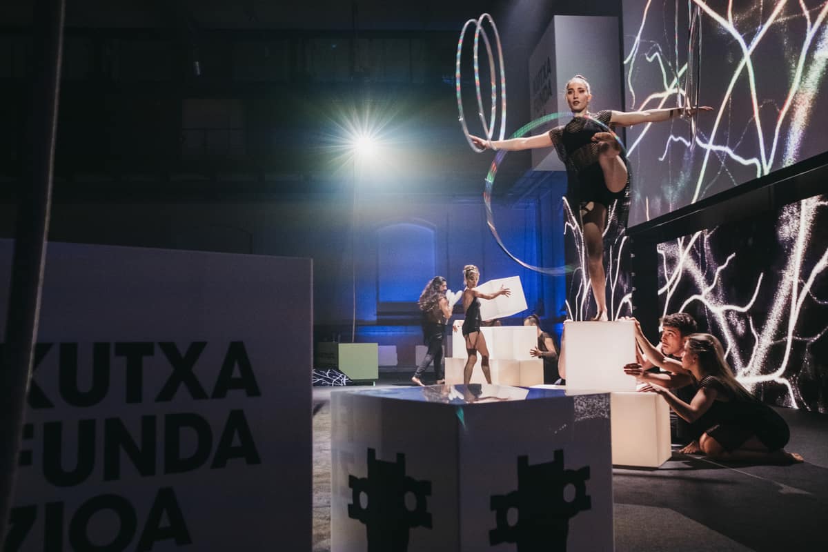 Artistas de ZirKuSS en una composición con cubos de luz