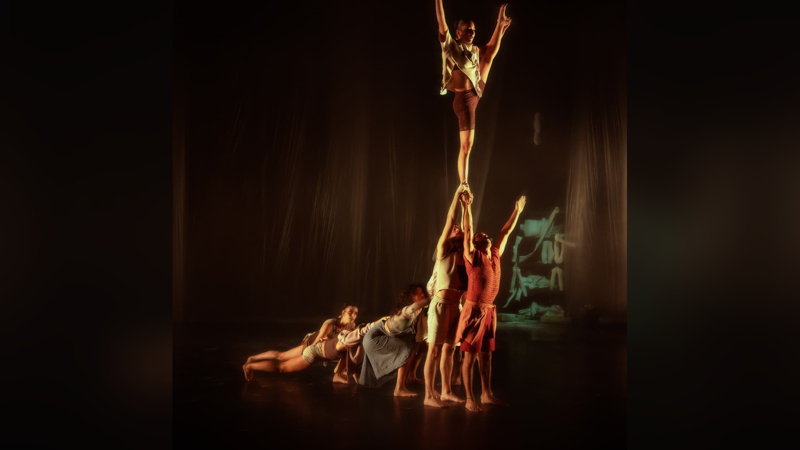SUSTRAI — Circo contemporáneo, danza y artes plásticas en gran formato