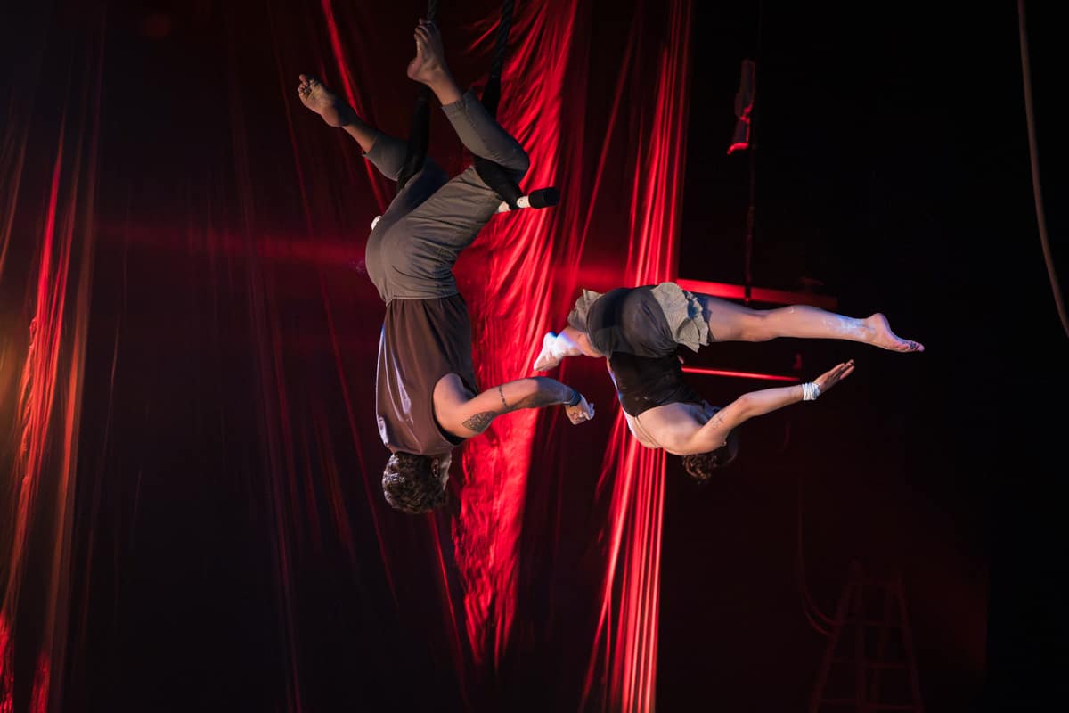 Dúo de trapecio de SUSTRAI bajo luz roja